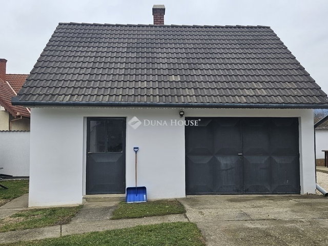 Eladó családi ház, Siklóson 94.9 M Ft, 4 szobás