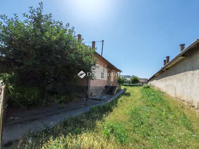 Eladó családi ház, Pincehelyen 18 M Ft, 4 szobás