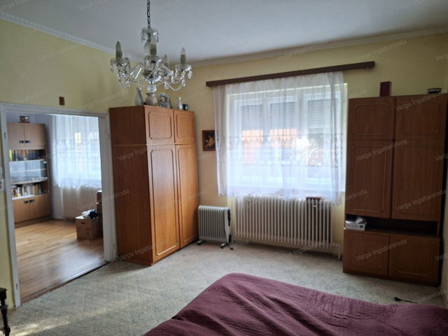 Eladó téglalakás, Sopronban 95 M Ft, 5 szobás