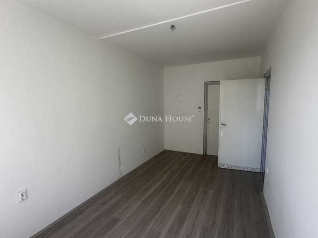 Eladó panellakás, Pécsett 45 M Ft, 3 szobás