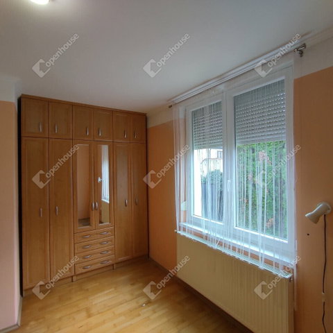 Eladó családi ház, Pápán 89.9 M Ft, 4 szobás