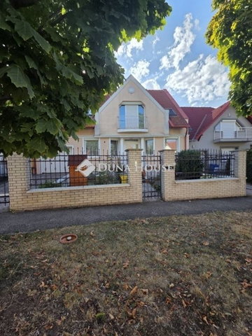 Eladó családi ház, Veszprémben 164.99 M Ft, 6 szobás