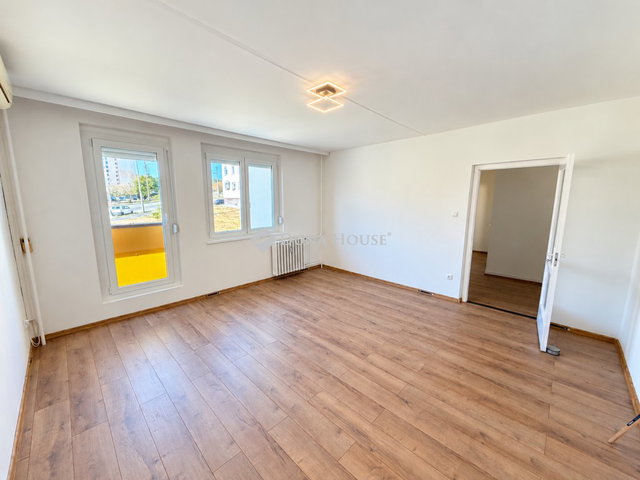 Eladó panellakás, Várpalotán 45.9 M Ft, 2 szobás