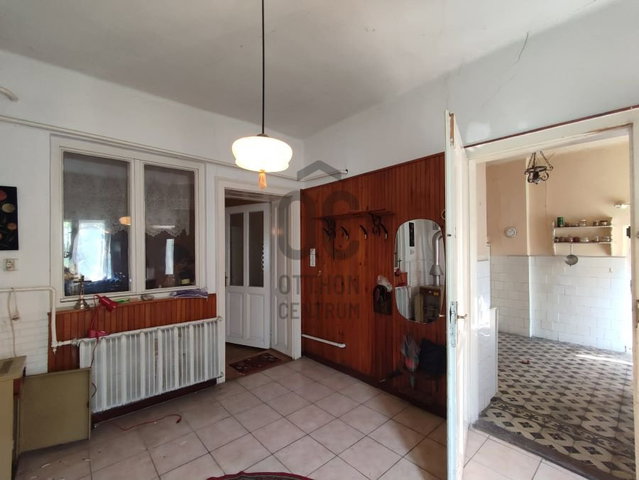 Eladó családi ház, Komáromban 40 M Ft, 3 szobás