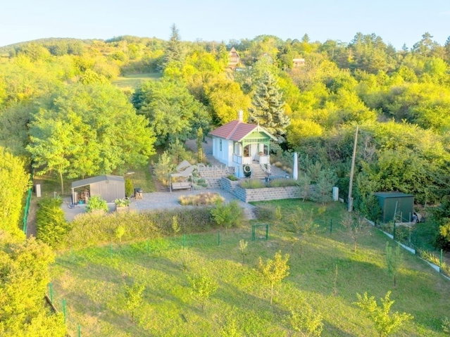Eladó családi ház, Esztergomban 99 M Ft, 2 szobás