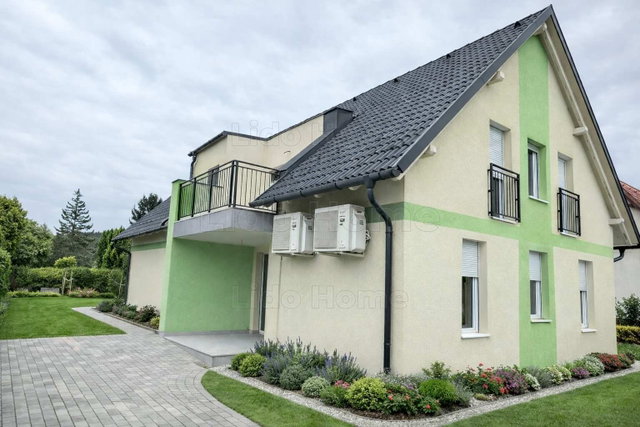 Eladó családi ház, Balatonberényben 269.9 M Ft, 12 szobás