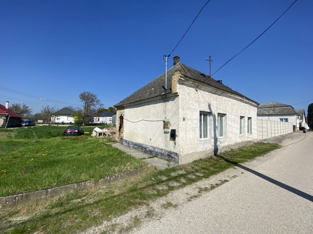 Eladó családi ház, Komáromban 26 M Ft, 3 szobás