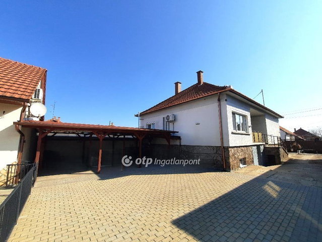 Eladó családi ház, Nagykőrösön 95 M Ft, 7+2 szobás