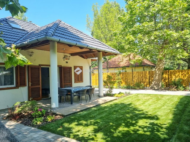 Eladó családi ház, Siófokon, Hungária utcában 120 M Ft