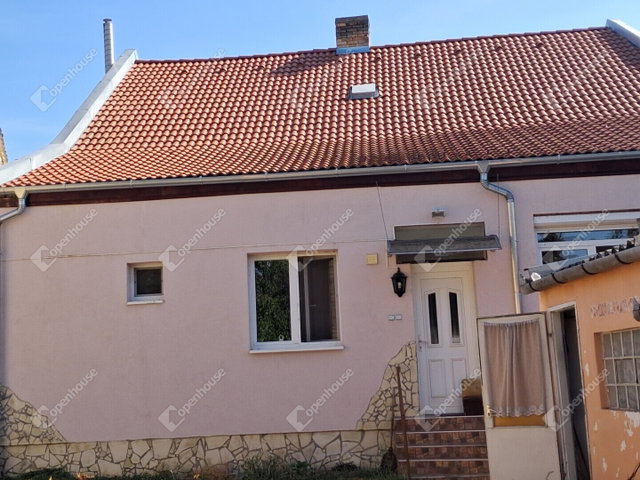 Eladó családi ház, Komáromban 66.9 M Ft, 6 szobás