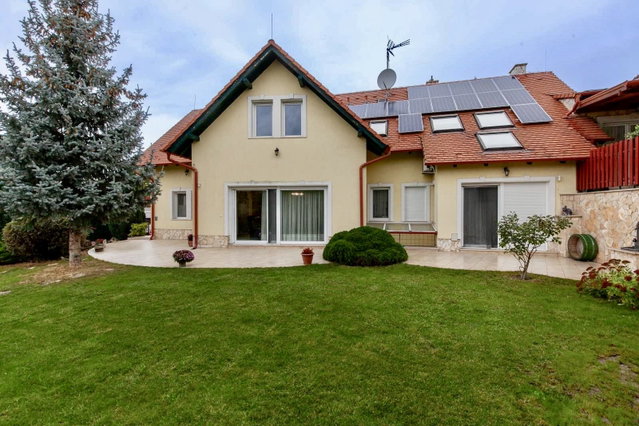 Eladó családi ház, Budakeszin 360 M Ft, 10 szobás
