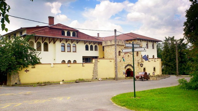 Eladó hotel, Törökbálinton 420 M Ft, 26 szobás