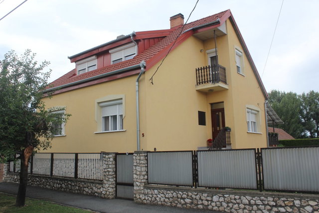 Eladó családi ház, Csornán 78.99 M Ft, 5 szobás