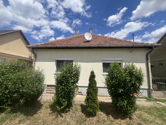Eladó családi ház, Deszken 59.9 M Ft, 2 szobás