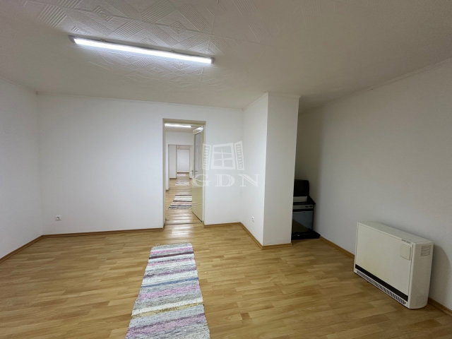 Eladó téglalakás, Vácon 33 M Ft, 4 szobás
