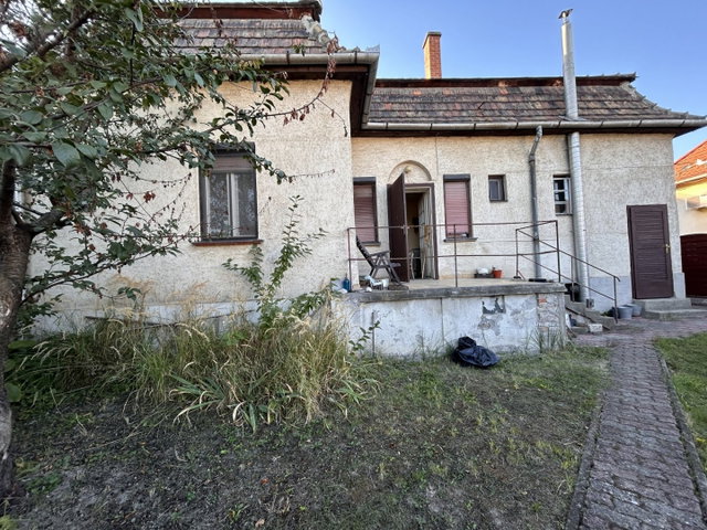 Eladó családi ház, Komáromban 75 M Ft, 3 szobás