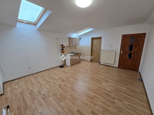 Eladó téglalakás, Veszprémben 29.9 M Ft, 1 szobás