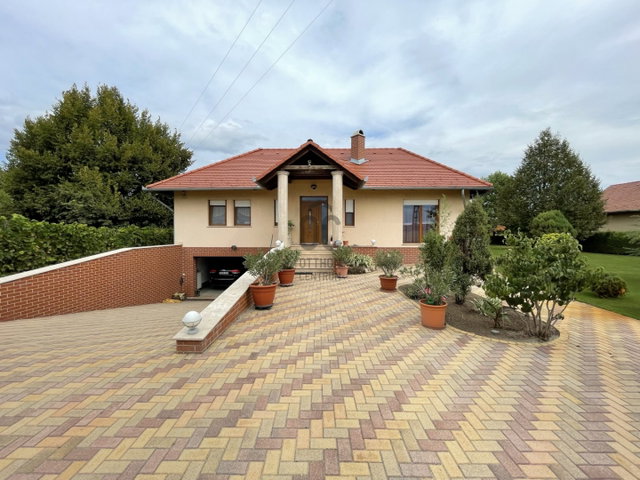 Eladó családi ház, Kecskeméten 250 M Ft, 6 szobás
