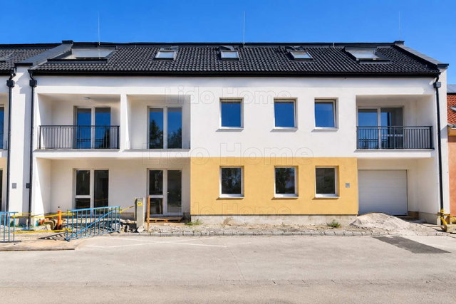 Eladó téglalakás, Győrött 43.99 M Ft, 1 szobás
