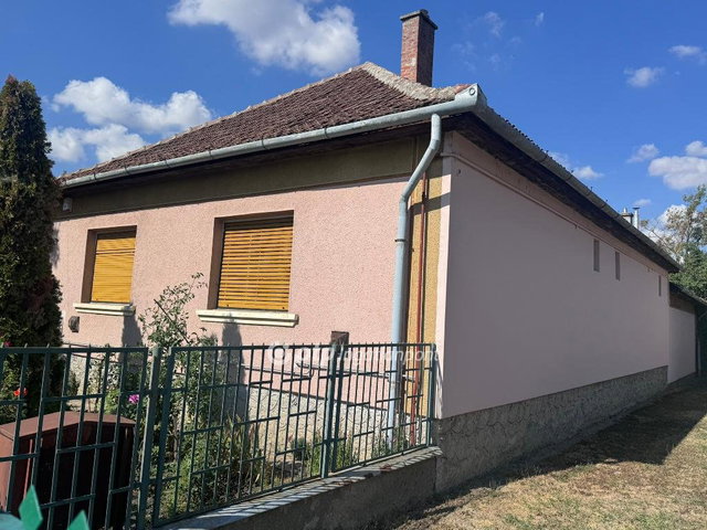 Eladó családi ház, Poroszlón 33 M Ft, 3 szobás