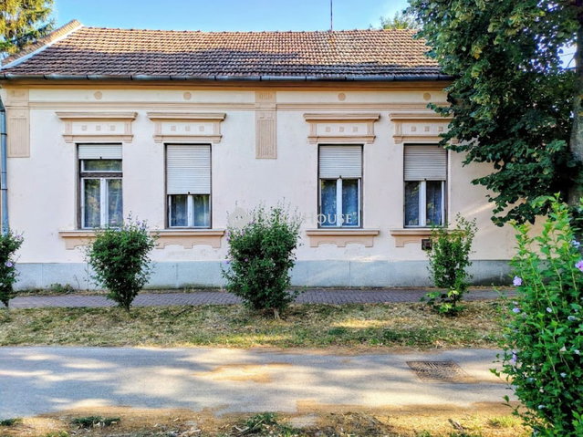 Eladó családi ház, Békéscsabán, Gyulai úton 65.9 M Ft