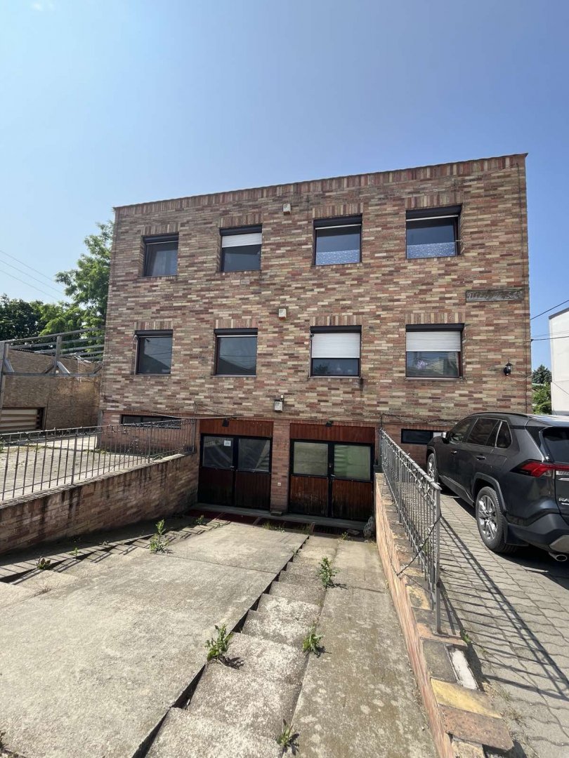 8 bed · 390m² · 450.000.000 ft