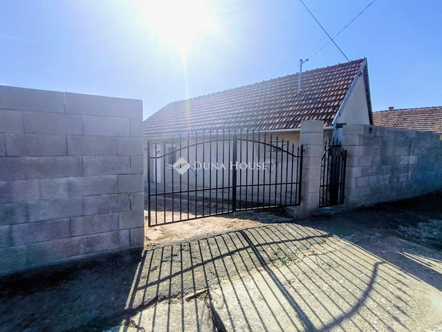 Eladó családi ház, Egyházaskozáron 9.9 M Ft, 1 szobás