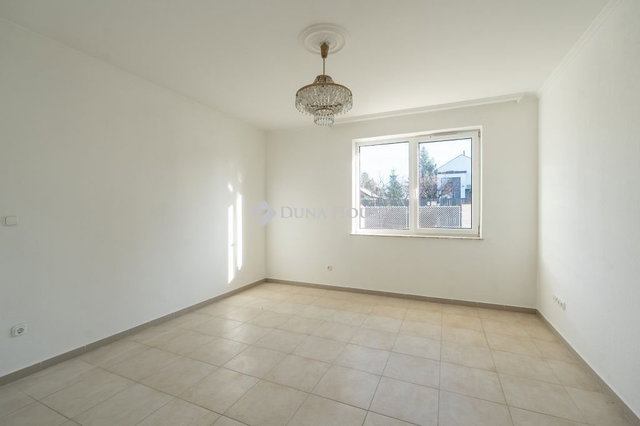 Eladó családi ház, Budaörsön 350 M Ft, 10 szobás