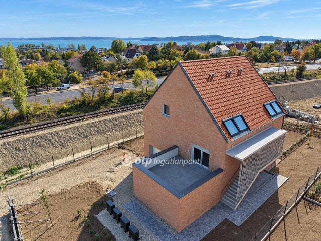 Eladó téglalakás, Balatonfüreden 89.9 M Ft, 2+1 szobás