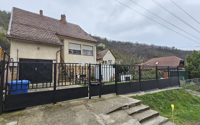 Eladó családi ház, Pécsett 64.99 M Ft, 3 szobás