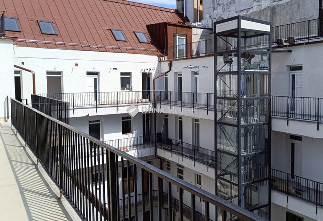 Eladó téglalakás, Budapesten, VI. kerületben 79.9 M Ft, 1 szobás
