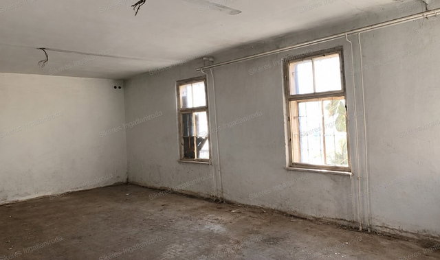 Eladó családi ház, Tatabányán 35 M Ft, 8 szobás
