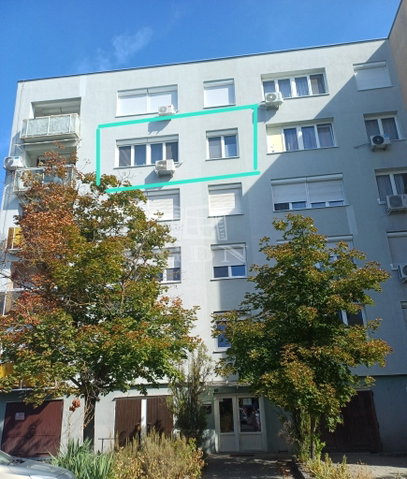 Eladó panellakás, Baján 27.99 M Ft, 1 szobás