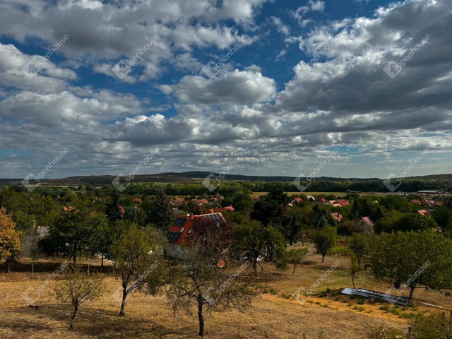 Eladó nyaraló, Pákozdon 33.5 M Ft, 2 szobás