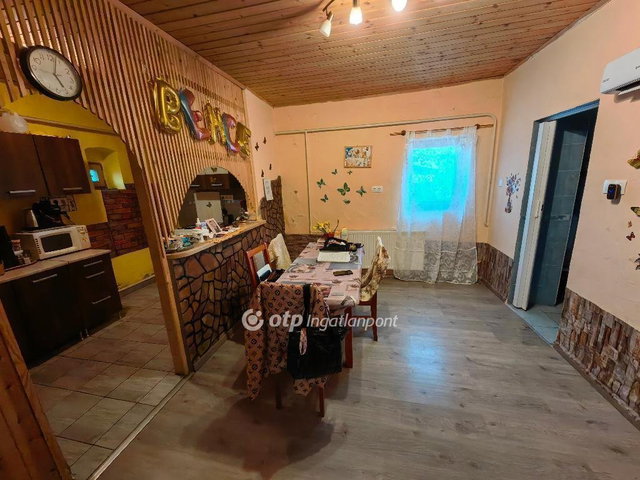 Eladó családi ház, Karcagon 11 M Ft, 1+1 szobás