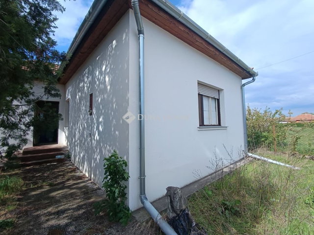 Eladó családi ház, Törtelen 18 M Ft, 2 szobás