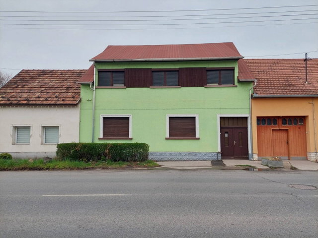 Eladó családi ház, Esztergomban 130 M Ft, 9 szobás