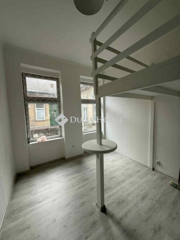 Eladó téglalakás, Budapesten, VI. kerületben 47.9 M Ft, 1 szobás