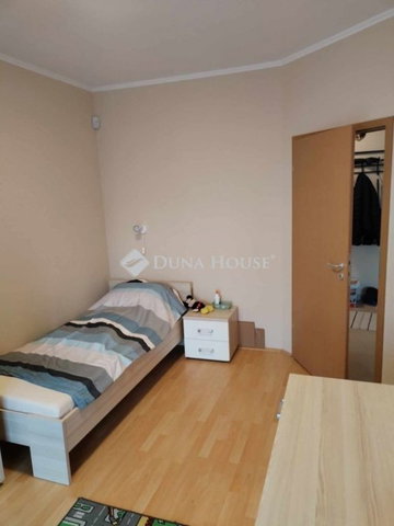 Kiadó téglalakás, albérlet, Pécsett 270 E Ft / hó, 4 szobás