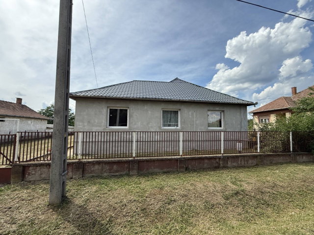 Eladó családi ház, Halmajugrán 22.9 M Ft, 4 szobás