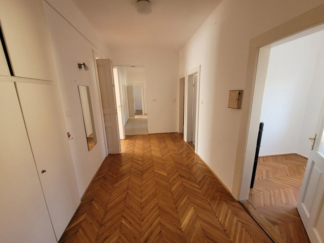 Kiadó téglalakás, albérlet, Pécsett, Köztársaság téren