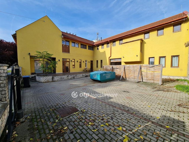 Eladó családi ház, Pápán 249 M Ft, 9+11 szobás