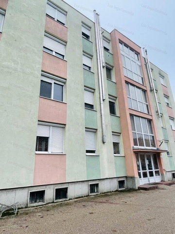 Eladó téglalakás, Komáromban 36.99 M Ft, 2 szobás