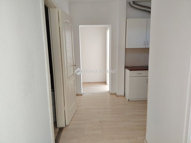 Eladó téglalakás, Dunaújvárosban 33.5 M Ft, 3 szobás