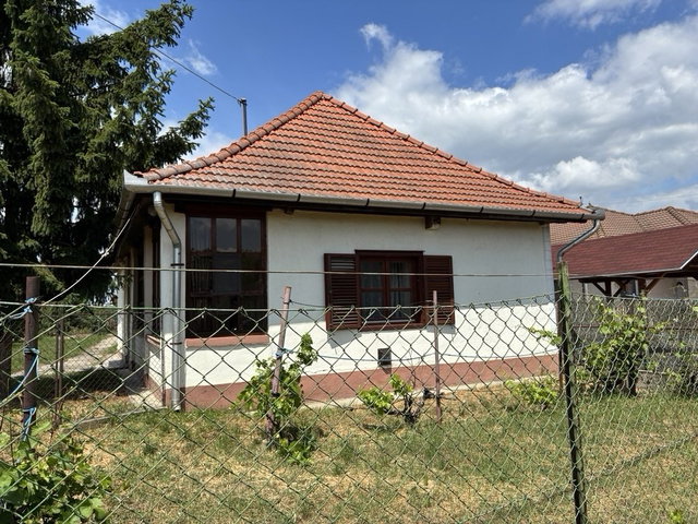 Eladó családi ház, Nemesbikken 15.5 M Ft, 2 szobás