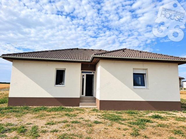 Eladó családi ház, Kunszálláson 89.5 M Ft, 4 szobás