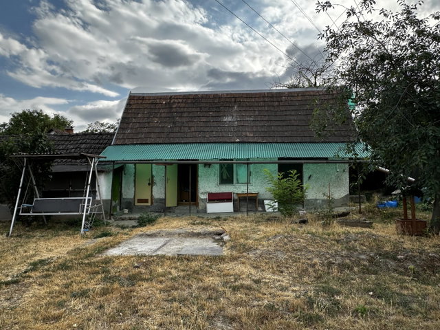 Eladó családi ház, Dunaújvárosban 28 M Ft, 1 szobás