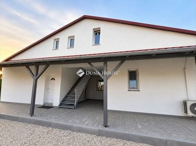 Eladó családi ház, Mosonszentmiklóson 110 M Ft, 8 szobás