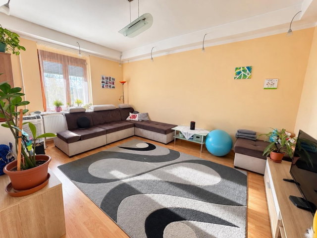 Eladó téglalakás, Komlón 26.5 M Ft, 2 szobás