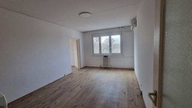 Eladó panellakás, Szegeden 60 M Ft, 2+1 szobás
